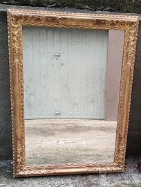 Specchio con cornice in legno intarsiato dorato