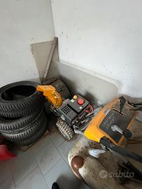 Spazzaneve a motore come nuovo