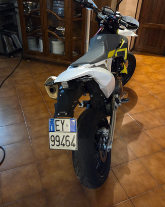 Husqvarna 701 Supermoto 2022 - depo (a libretto)