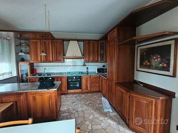 Cucina con frigo e forno 