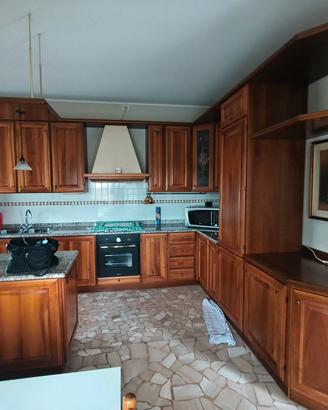 Cucina con frigo e forno 