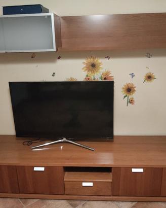 parete attrezzata color ciliegio. 