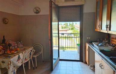 Appartamento con cantina e posto auto a Roma