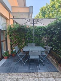 Set tavolo + 4 sedie da giardino con ombrellone
