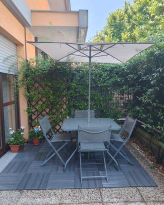 Set tavolo + 4 sedie da giardino con ombrellone
