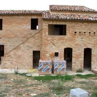 CASOLARE con TERRENO IMMERSO NEL VERDE
