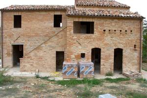 CASOLARE con TERRENO IMMERSO NEL VERDE