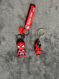 Lotto 2 portachiavi Spider-Man e Squid Game
