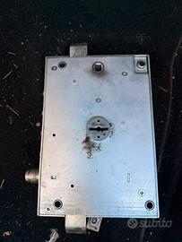 Serratura porta a doppia mappa