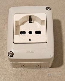 Gewiss Contenitore + presa Shuko