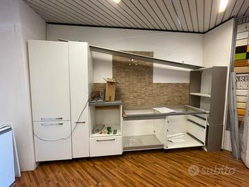 Cucina bianca nuova da esposizione