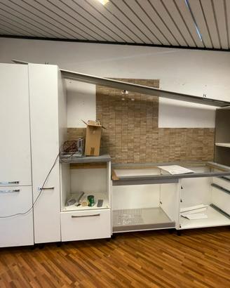 Cucina bianca nuova da esposizione