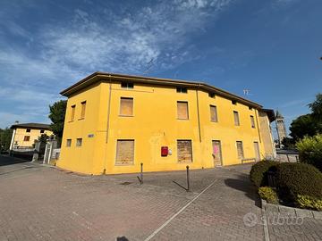 Ampio fabbricato indipendente con spazio commer...