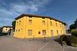 Ampio fabbricato indipendente con spazio commer...