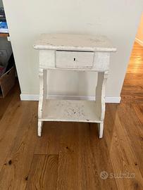 Comodino vintage shabby chic in legno con cassetto