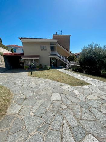 Villa bifamiliare con giardino, loano