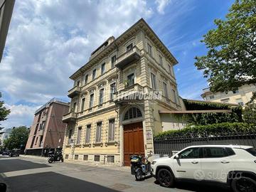 APPARTAMENTO DI PREGIO IN VILLA CON GIARDINO ESCLU
