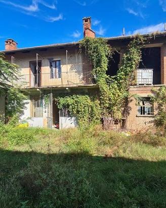 Casa indipendente a Pinerolo, 9 locali