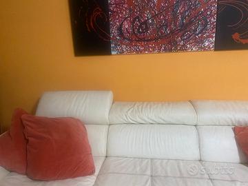 Divano 4 posti in pelle bianca cin pouf e cuscini