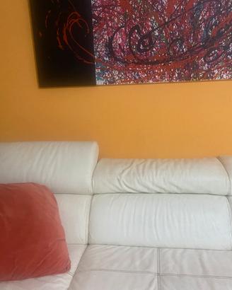 Divano 4 posti in pelle bianca cin pouf e cuscini