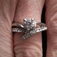 Anello con brillantini