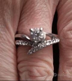 Anello con brillantini