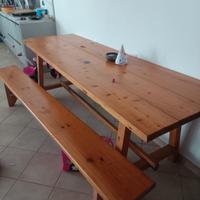 tavolo in legno massiccio con 2 panche