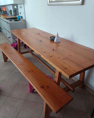 tavolo in legno massiccio con 2 panche