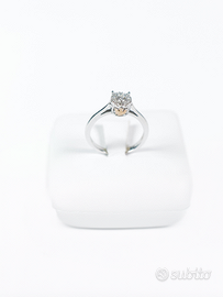 Anello solitario in oro con diamanti