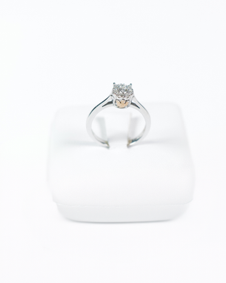 Anello solitario in oro con diamanti