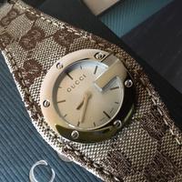 Orologio GUCCI con cinturino tessuto GG canvas