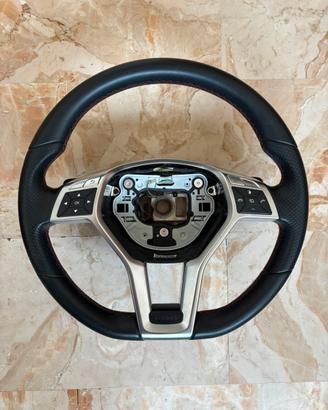 Volante Mercedes AMG “Flat Bottom” con palette