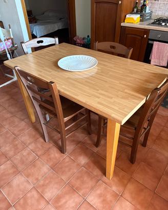 Tavolo compreso di sedie