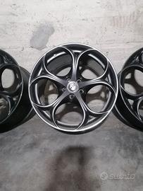 4 Cerchi 8,5 e 10 da 19 in lega Giulia Alfa Romeo