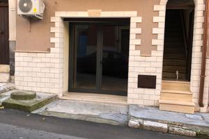 Palazzina di tre elevazione più garage