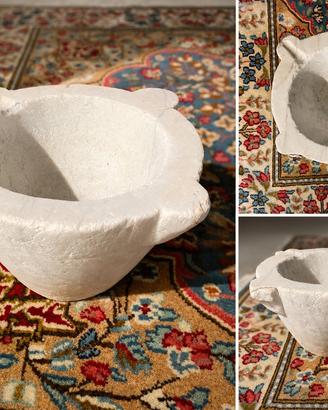 Antico mortaio in marmo bianco con orecchie