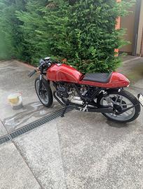 Moto guzzi v35 cafe racer