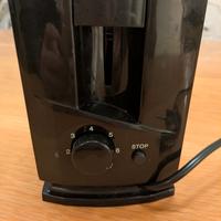 Tostapane con gatto nero