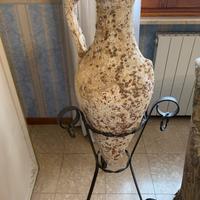 Anfora antica con piedistallo in ferro battuto
