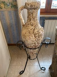 Anfora antica con piedistallo in ferro battuto