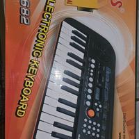 Tastiera elettronica a 32 tasti.Uso scolastico.