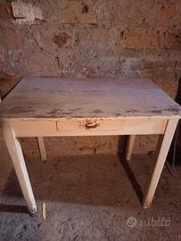 Tavolo da cucina in legno con cassetto centrale