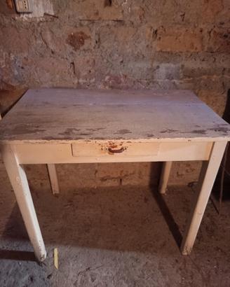 Tavolo da cucina in legno con cassetto centrale