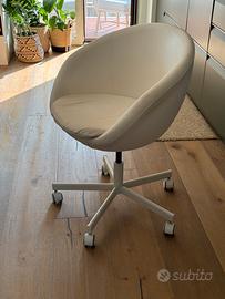 Sedia Ikea girevole con rotelle scrivania bianca
