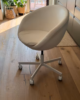 Sedia Ikea girevole con rotelle scrivania bianca