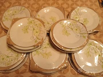 8 set di piatti nuovi ancora imballati