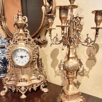Candelabro e orologio in stile. 
