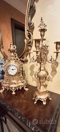Candelabro e orologio in stile. 