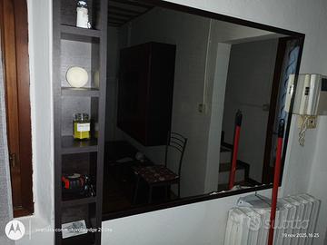 sala mobiletti e tavolo con sedie 