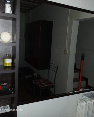 sala mobiletti e tavolo con sedie 